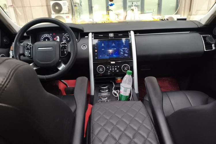 Used Land Rover Discovery 2018 2.0T SE Center Console