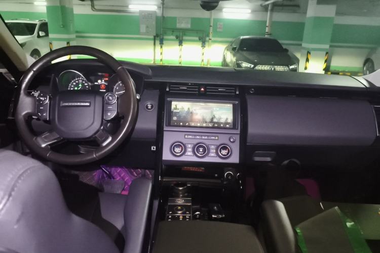 Used Land Rover Discovery 2018 3.0 SC V6 SE Center Console