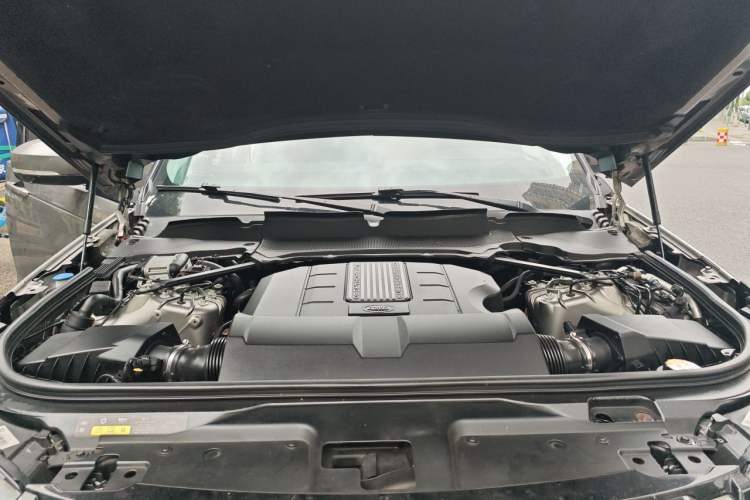 Used Land Rover Discovery 2018 3.0 SC V6 SE Engine Bay