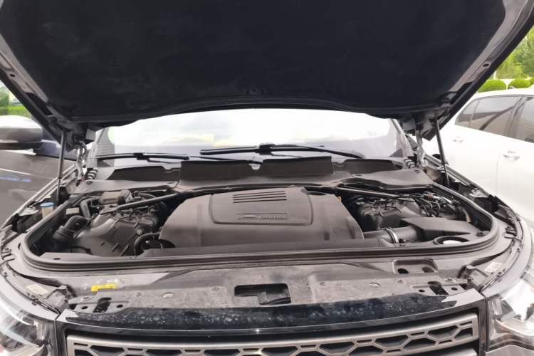 Used Land Rover Discovery 2018 2.0T SE Engine Bay