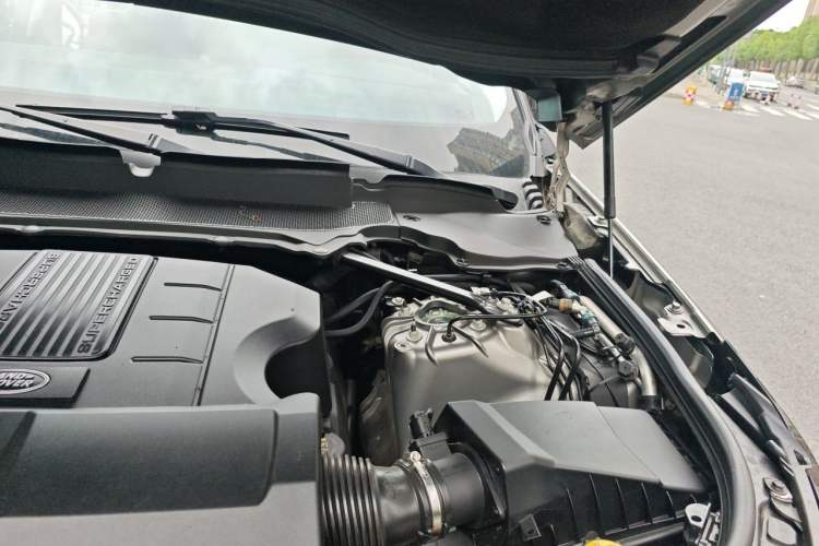 Used Land Rover Discovery 2018 3.0 SC V6 SE Engine Bay Left