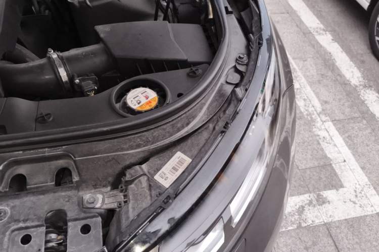 Used Land Rover Discovery 2018 2.0T SE Engine Bay Left