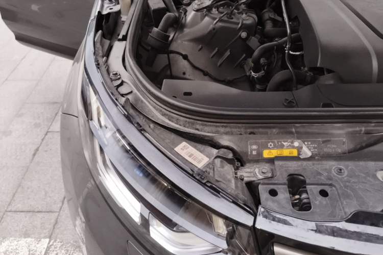 Used Land Rover Discovery 2018 2.0T SE Engine Bay Right