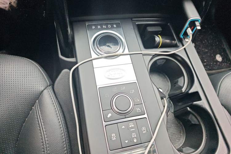 Used Land Rover Discovery 2018 3.0 SC V6 SE Gear Lever
