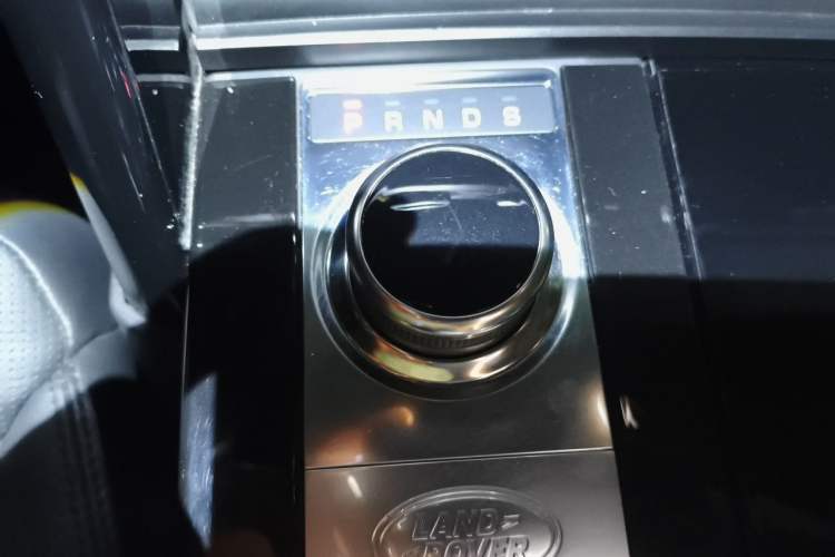 Used Land Rover Discovery 2018 3.0 SC V6 SE Gear Lever