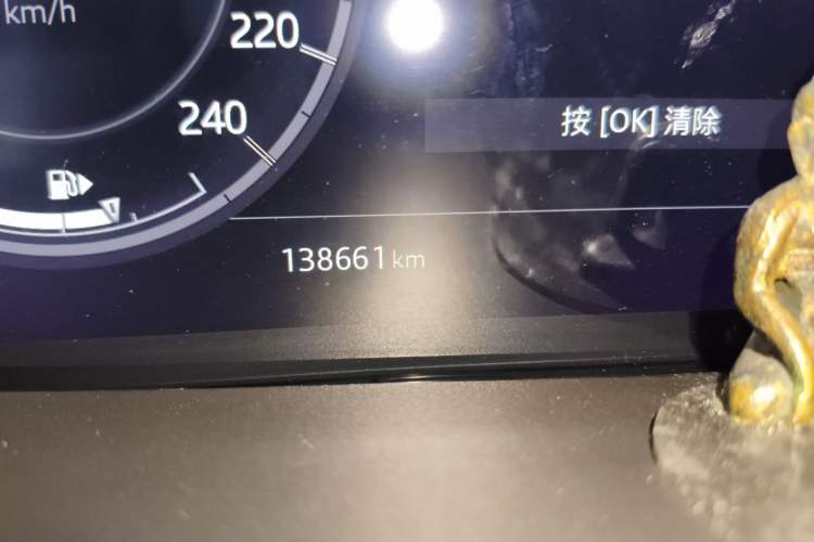 Used Land Rover Discovery 2018 2.0T SE Odometer Close Up