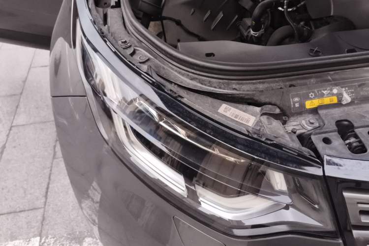 Used Land Rover Discovery 2018 2.0T SE Right Front Headlight