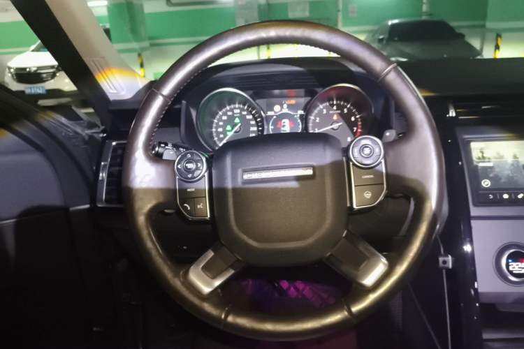 Used Land Rover Discovery 2018 3.0 SC V6 SE Steering Wheel