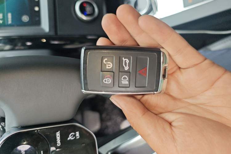Used Land Rover Discovery 2018 3.0 SC V6 SE Vehicle Key