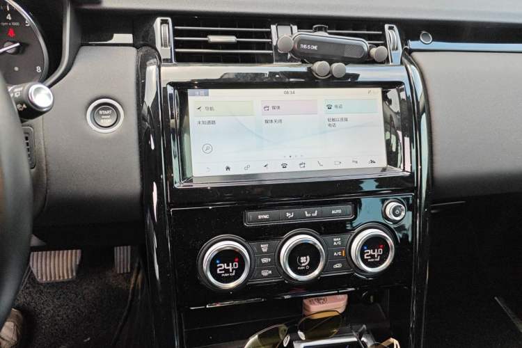 Used Land Rover Discovery 2018 2.0T SE Audio And AC Panel