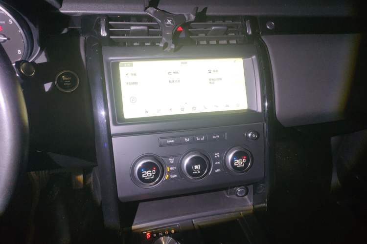 Used Land Rover Discovery 2018 3.0 SC V6 SE Audio And AC Panel