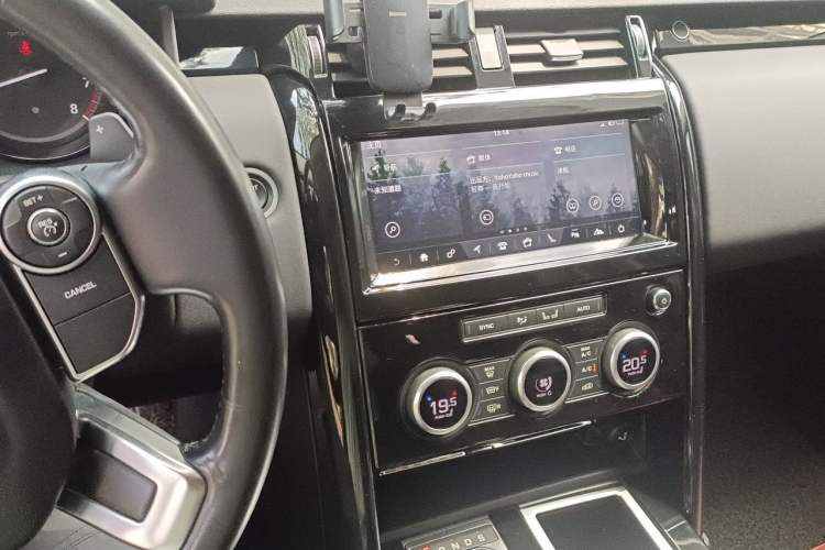 Used Land Rover Discovery 2018 3.0 SC V6 SE Audio And AC Panel