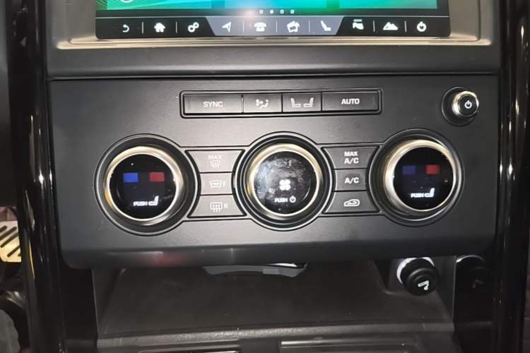Used Land Rover Discovery 2018 2.0T Special Edition Audio And AC Panel