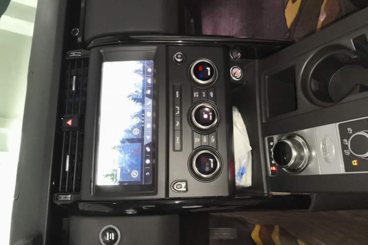 Used Land Rover Discovery 2018 2.0T SE Audio And AC Panel