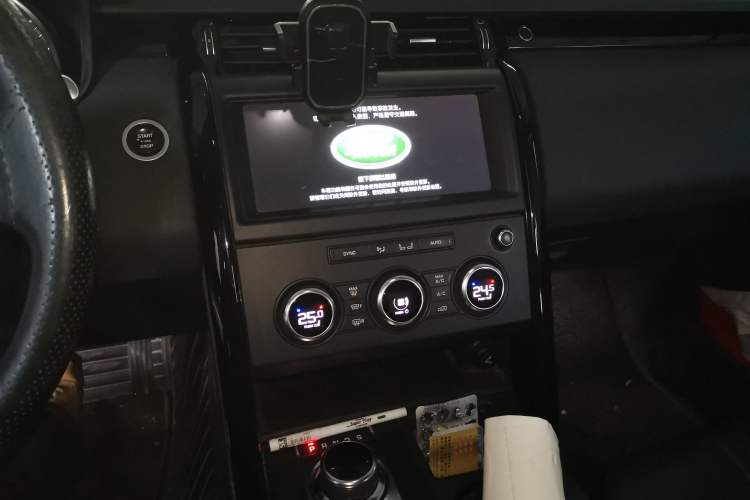 Used Land Rover Discovery 2018 3.0 SC V6 SE Audio And AC Panel