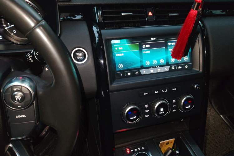 Used Land Rover Discovery 2018 3.0 SC V6 SE Audio And AC Panel