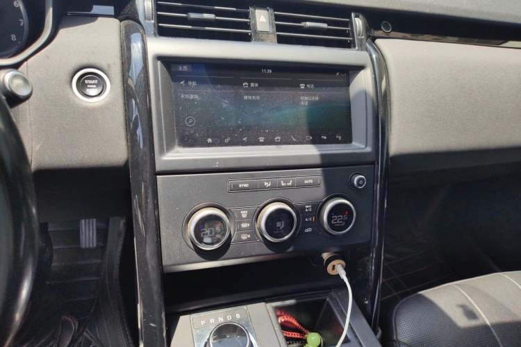 Used Land Rover Discovery 2018 2.0T SE Audio And AC Panel