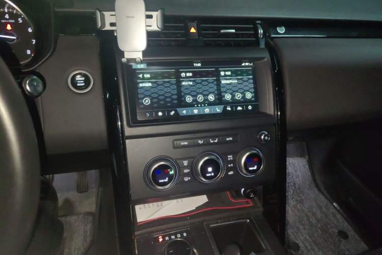 Used Land Rover Discovery 2018 3.0 SC V6 SE Audio And AC Panel