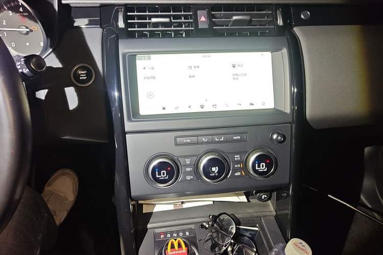 Used Land Rover Discovery 2018 3.0 SC V6 SE Audio And AC Panel
