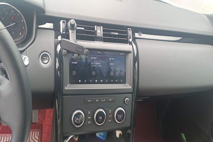 Used Land Rover Discovery 2018 3.0 SC V6 SE Audio And AC Panel