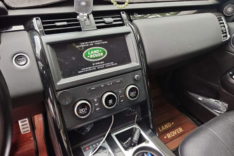 Used Land Rover Discovery 2018 2.0T SE Audio And AC Panel
