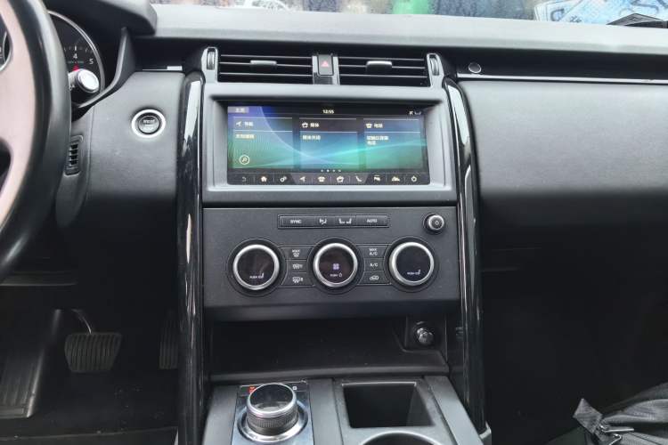 Used Land Rover Discovery 2018 3.0 SC V6 SE Audio And AC Panel