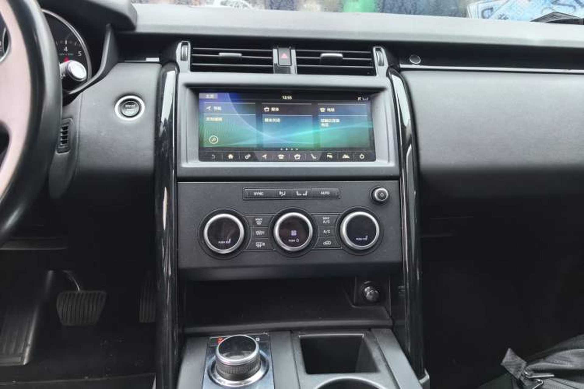 Used Land Rover Discovery 2018 3.0 SC V6 SE Audio And AC Panel