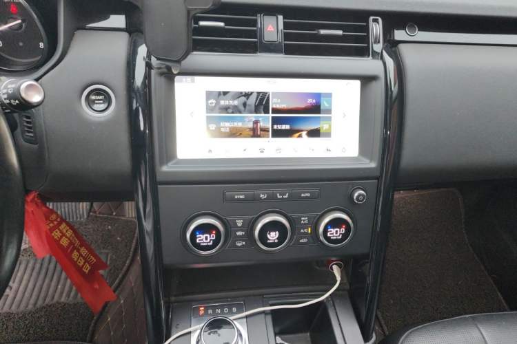Used Land Rover Discovery 2018 3.0 SC V6 SE Audio And AC Panel
