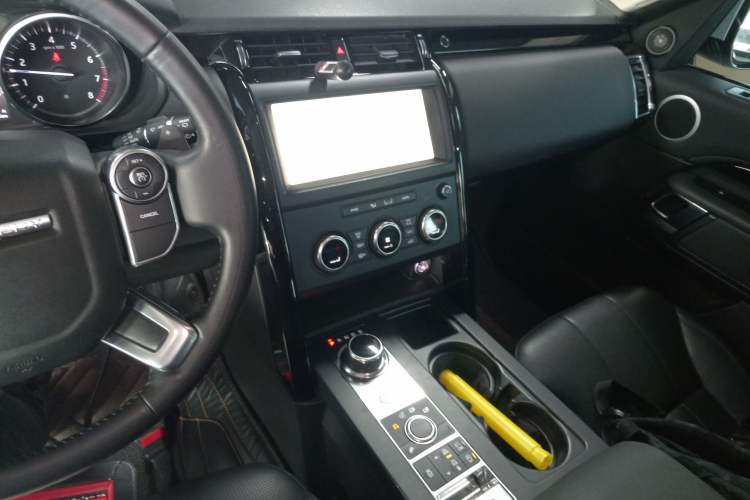 Used Land Rover Discovery 2018 2.0T SE Audio And AC Panel