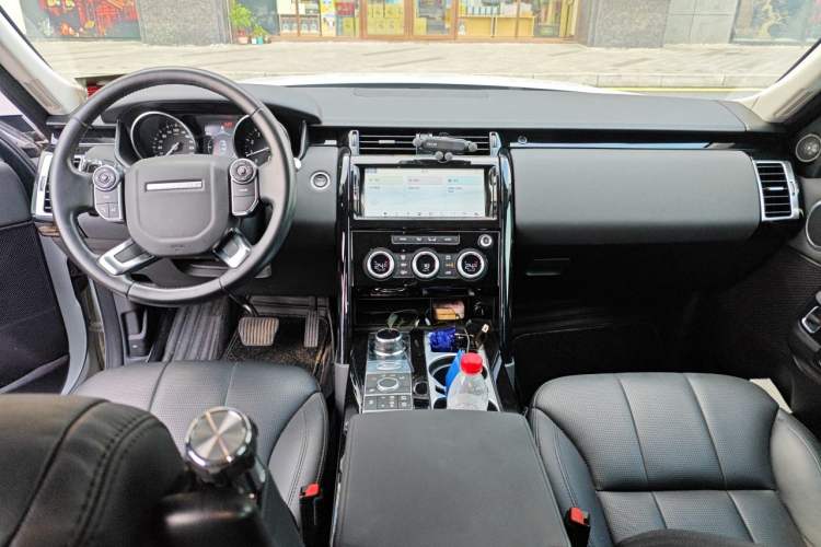 Used Land Rover Discovery 2018 2.0T SE Center Console