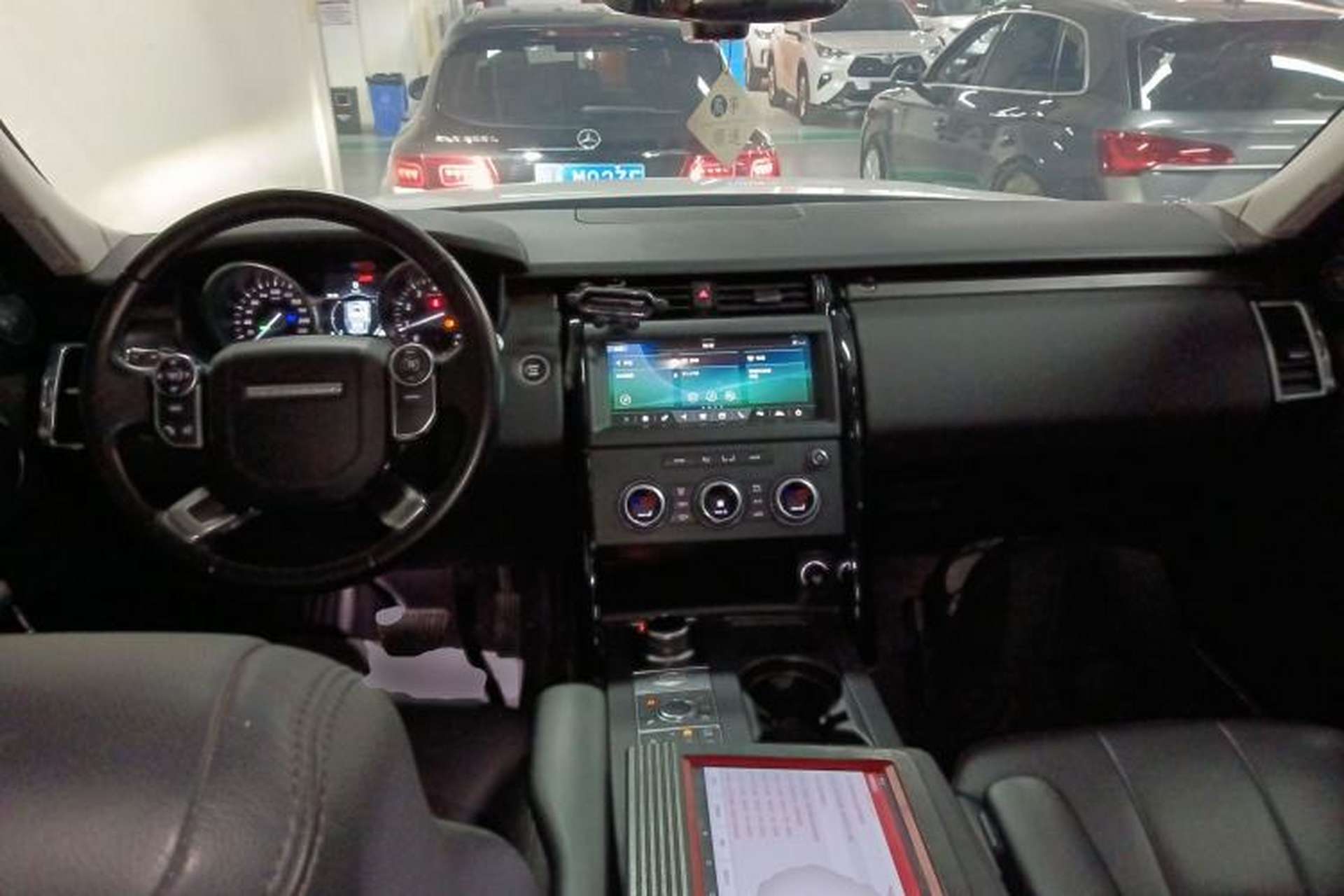 Used Land Rover Discovery 2018 3.0 SC V6 SE Center Console