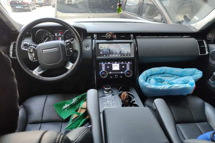 Used Land Rover Discovery 2018 3.0 SC V6 SE Center Console