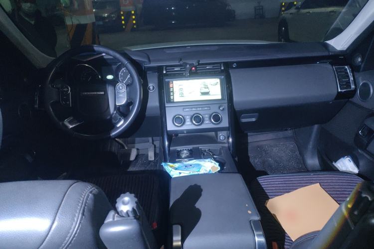 Used Land Rover Discovery 2018 3.0 SC V6 SE Center Console