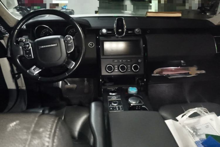 Used Land Rover Discovery 2018 2.0T SE Center Console