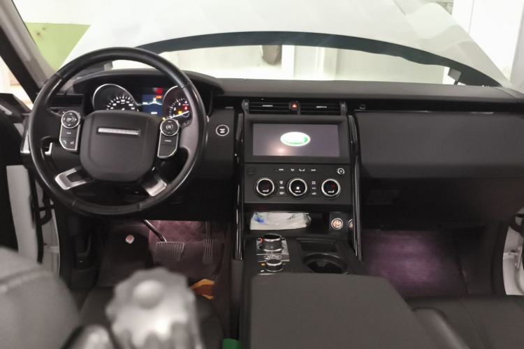 Used Land Rover Discovery 2018 2.0T SE Center Console