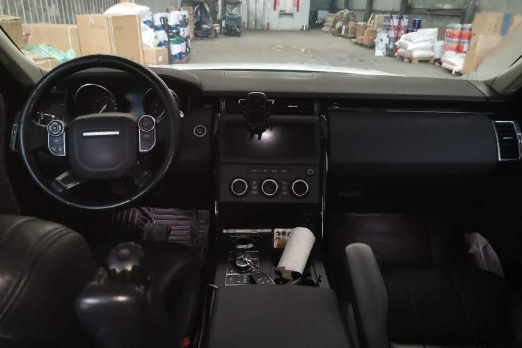 Used Land Rover Discovery 2018 3.0 SC V6 SE Center Console