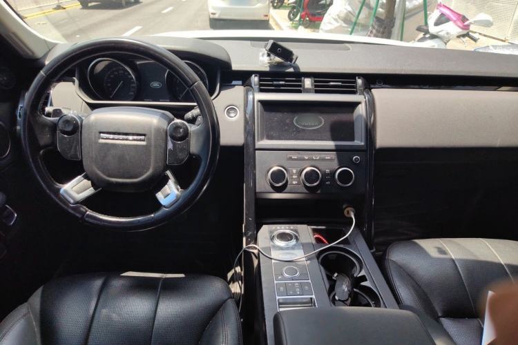 Used Land Rover Discovery 2018 2.0T SE Center Console