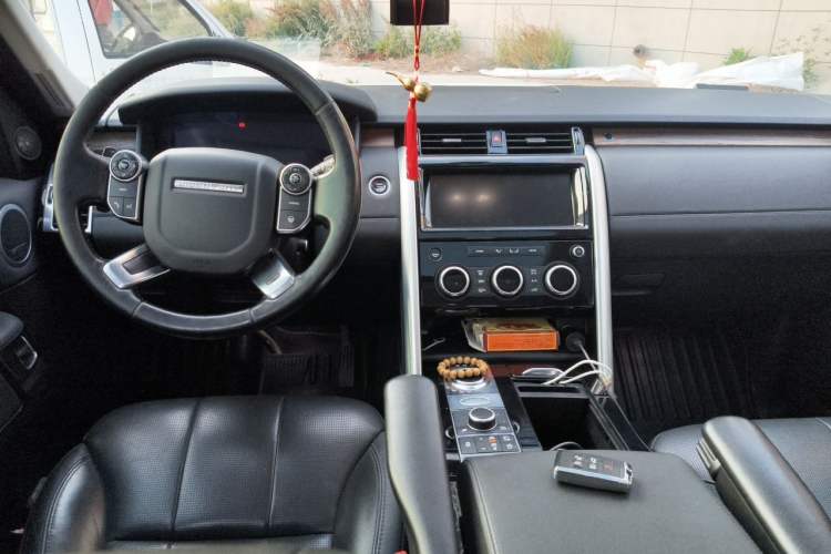 Used Land Rover Discovery 2018 3.0 SC V6 HSE Center Console