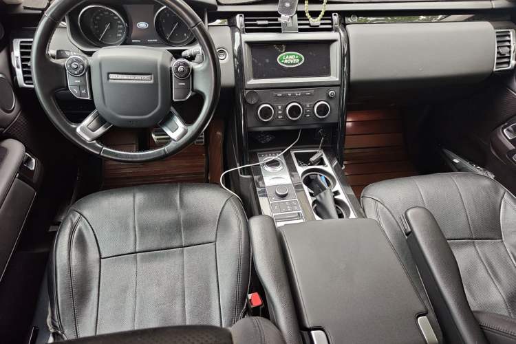 Used Land Rover Discovery 2018 2.0T SE Center Console