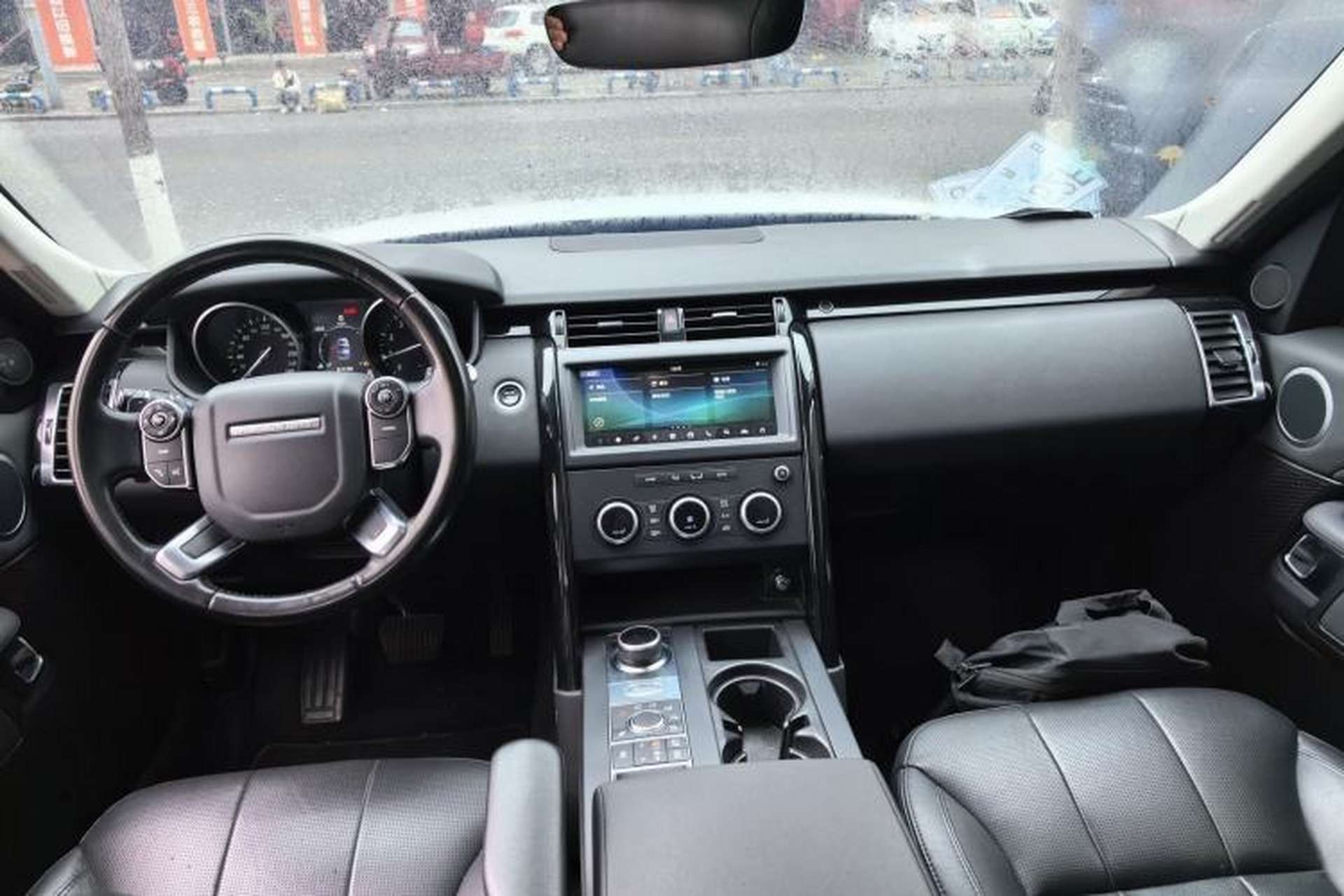 Used Land Rover Discovery 2018 3.0 SC V6 SE Center Console