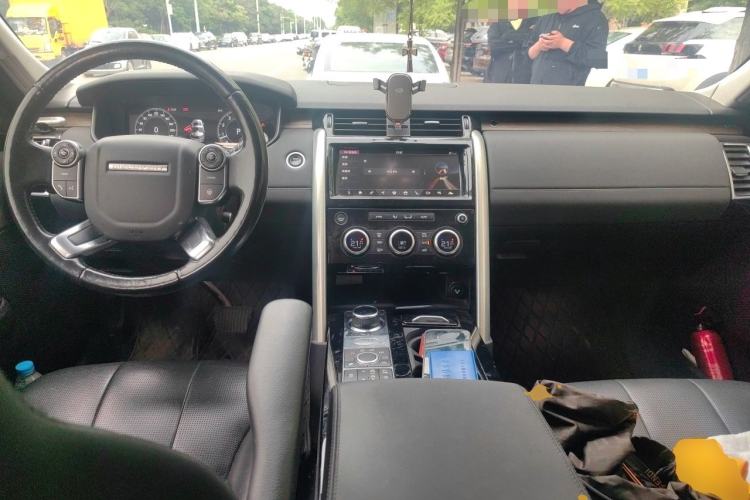 Used Land Rover Discovery 2018 3.0 SC V6 HSE Center Console