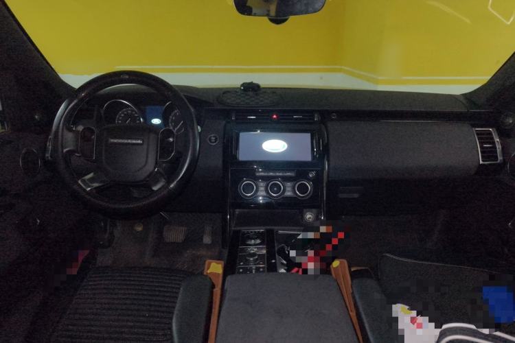 Used Land Rover Discovery 2018 3.0 SC V6 SE Center Console