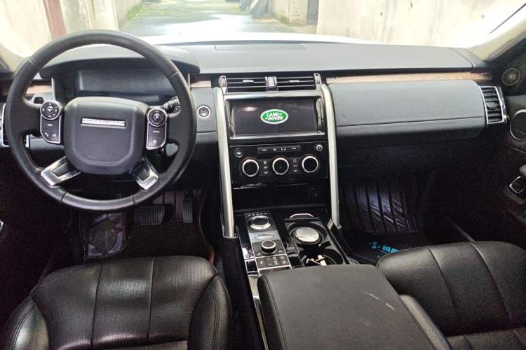 Used Land Rover Discovery 2018 3.0 SC V6 HSE Center Console