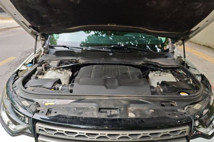 Used Land Rover Discovery 2018 3.0 SC V6 SE Engine Bay