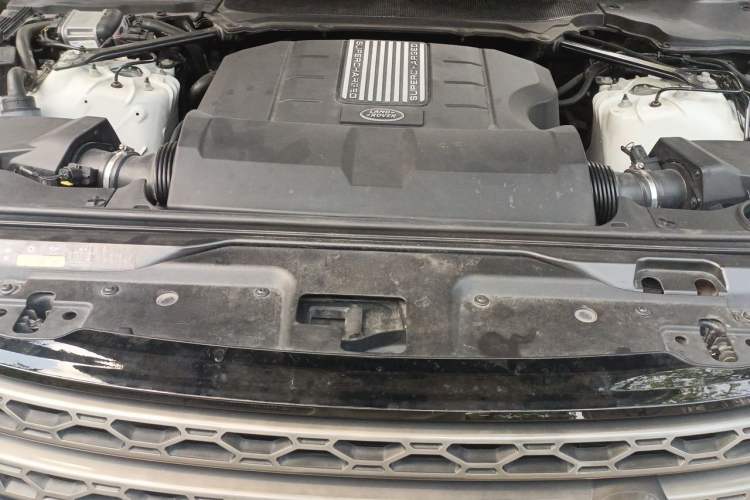 Used Land Rover Discovery 2018 3.0 SC V6 SE Engine Bay