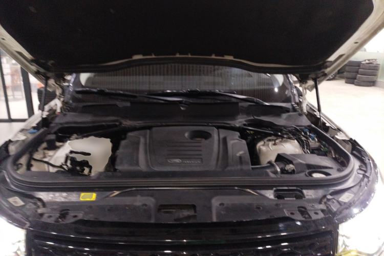 Used Land Rover Discovery 2018 5th Generation 2.0T SE Engine Bay