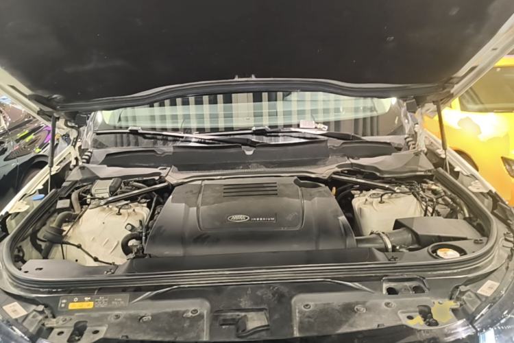 Used Land Rover Discovery 2018 2.0T Special Edition Engine Bay