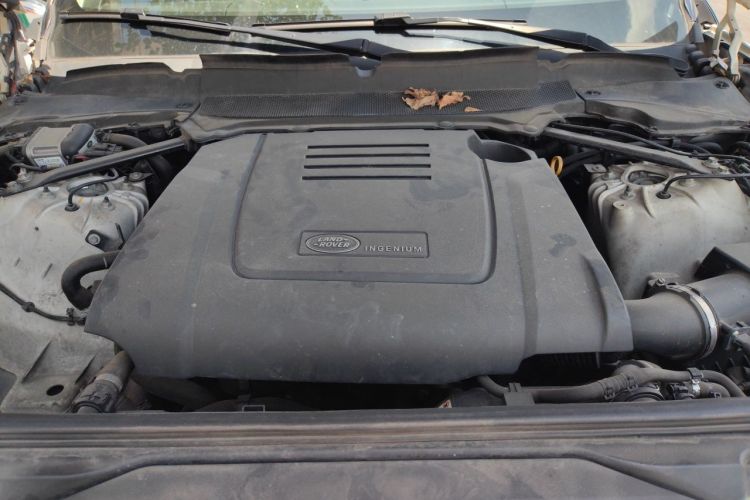 Used Land Rover Discovery 2018 2.0T SE Engine Bay
