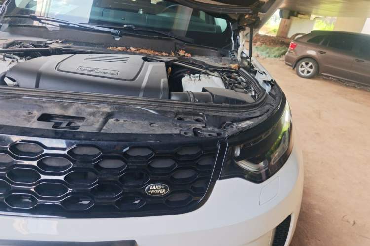 Used Land Rover Discovery 2018 2.0T SE Engine Bay Left