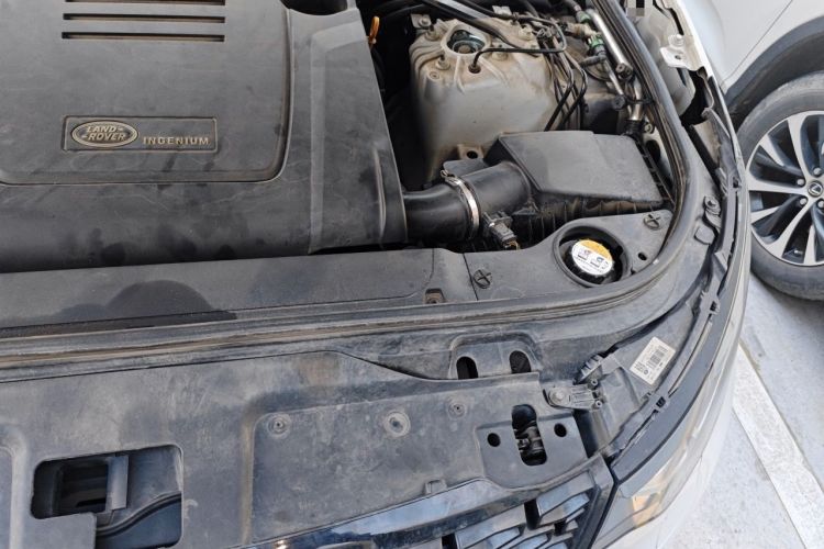 Used Land Rover Discovery 2018 2.0T SE Engine Bay Left